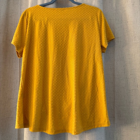 ROSE+OLIVE Mustard Gold Clip Dot Twist Casual Short Sleeve Top. Size L - Picture 2 of 4